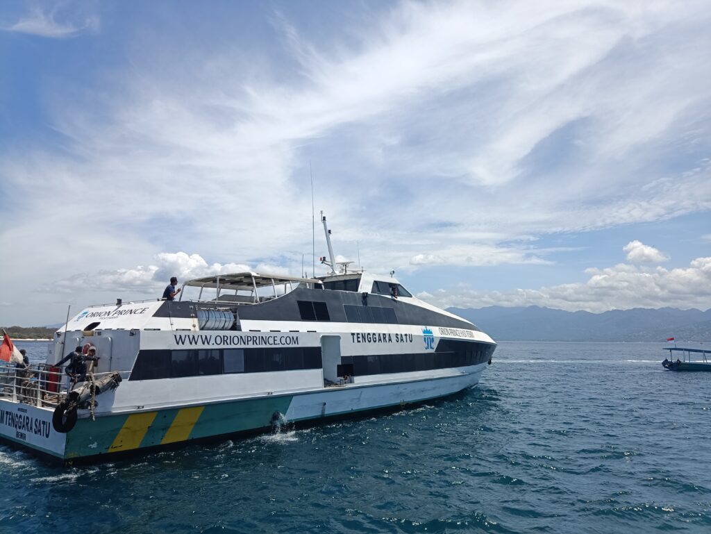 comfortable fat ferry from serangan to gili return